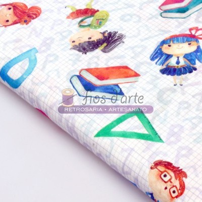 tecido branco com quadrícula azul e estampas coloridas de crianças, livros e formas geométricas