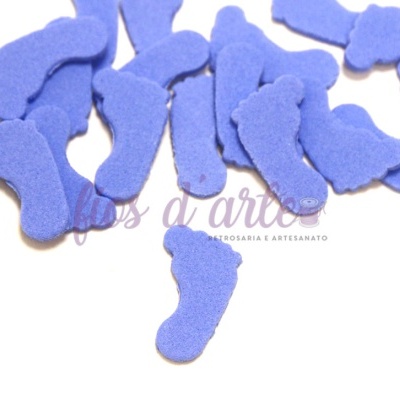 Pequenas peças de espuma azul em forma de pés sobre fundo branco