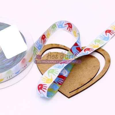 Fita decorativa branca com padrão de mãos coloridas sobre formas de madeira em forma de coração