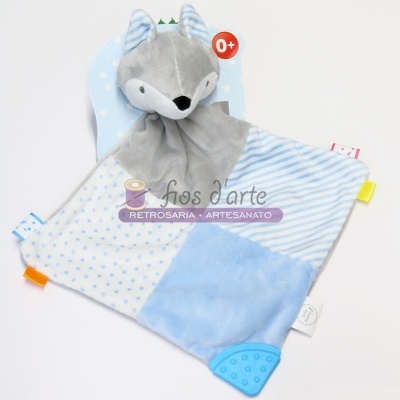 Cobertor de bebé azul com cabeça de animal cinzenta e partes texturizadas para mordida.