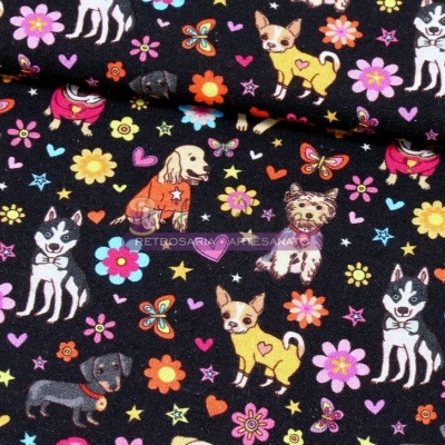 Tecido preto estampado com cachorros, flores, borboletas e corações coloridos