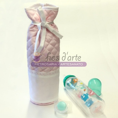 Porta-biberão de tecido rosa acolchoado com biberão e chupeta