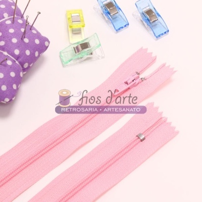 Acessórios de costura, clips, molas, fechos de correr rosas, alfinetes em alfineteiro roxo com bolinhas brancas