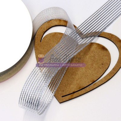 Fita decorativa prateada sobre formas de coração em madeira mdf