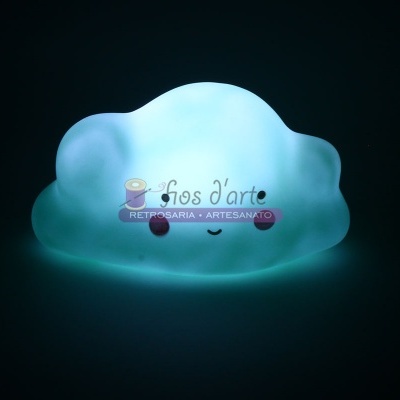 Luminária nuvem azul translúcida com rosto sorridente e bochechas cor de rosa