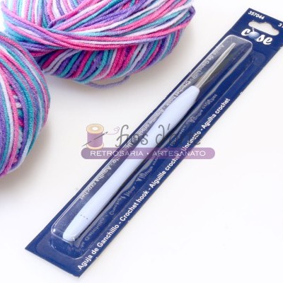 Agulha de crochet branca em embalagem azul e fios coloridos