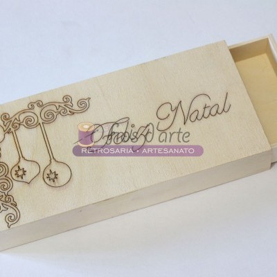 Caixa de madeira clara com tampa deslizante e gravação 'Feliz Natal' com enfeites de Natal gravados