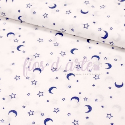 tecido branco com padrão de estrelas e luas azuis