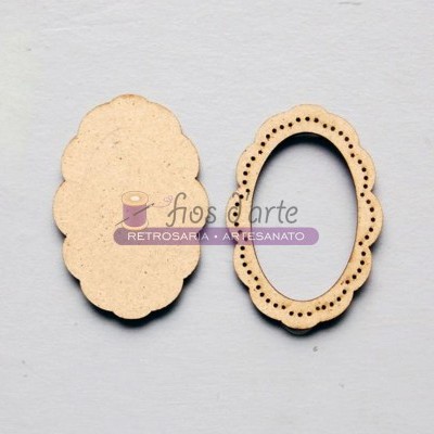 Peças de madeira com corte e vazado com textura natural e logo impressa.