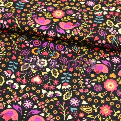 Tecido florido colorido com flores e corações em fundo preto