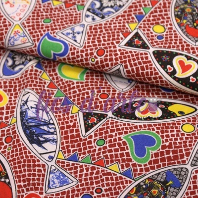 Tecido com padrão colorido de peixes e corações sobre fundo vermelho tipo mosaico