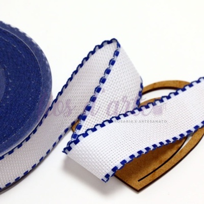 Fita branca com borda azul em carretel azul sobre fundo branco