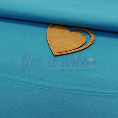 tecido azul liso com coração de madeira sobreposto
