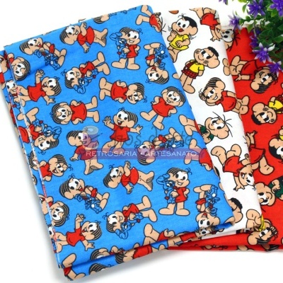 três tecidos coloridos com padrão de personagens de desenho animado