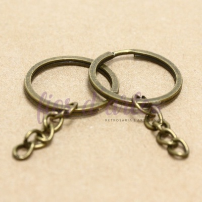 Par de argolas para chaveiro em metal bronze com corrente curta