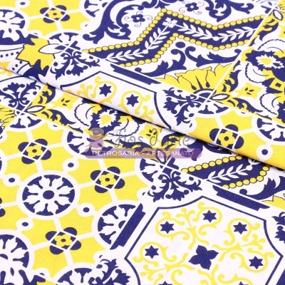 tecido com padrão de azulejos amarelo, azul e branco