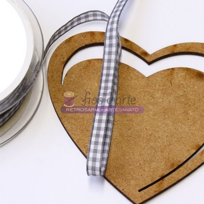 Fita xadrez cinzenta e branca com moldura coração em MDF