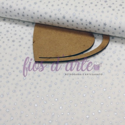 Tecido branco com estrelas prateadas brilhantes e etiqueta com texto 'fios d'arte'
