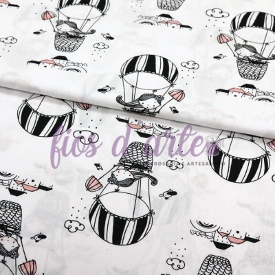 tecido branco com balões de ar quente preto e rosa e nuvens em padrão
