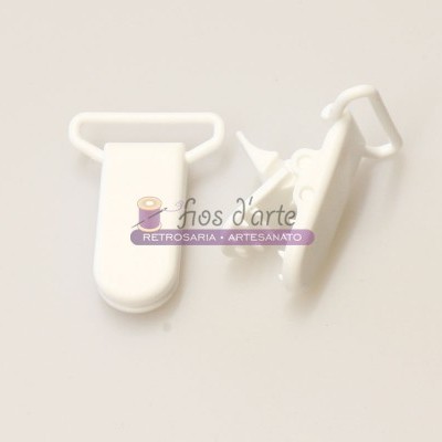 Clip branco simples em plástico com fundo claro e texto sobreposto.