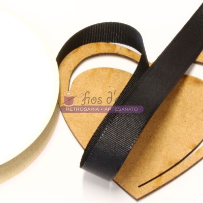 Fita de cetim preta sobre suporte em forma de coração e carretel branco