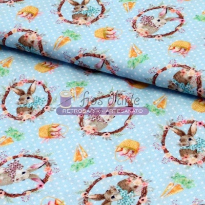 Tecido azul claro com padrão de coelhos, cenouras e bolinhas brancas