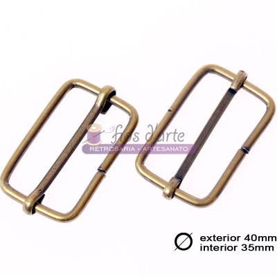 Par de fivelas metálicas retangulares douradas envelhecidas com barra móvel