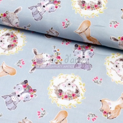 tecido com padrão colorido de animais e flores em fundo azul claro