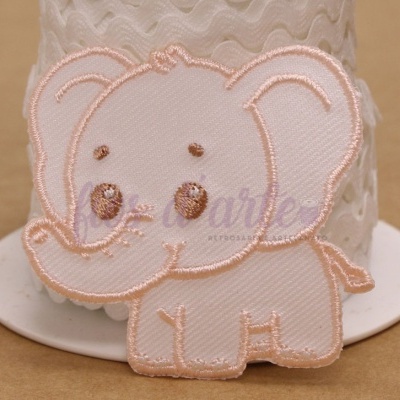 Applique bordado em forma de elefante cor de rosa claro com contornos em rosa