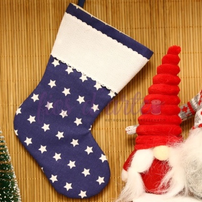 Meia de Natal azul com estrelas brancas e figura decorativa natalícia