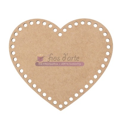 Peça MDF coração com furos na borda e texto 'flos d'arte RETROSARIA ARTESANATO'