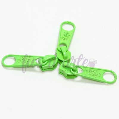 Três puxadores de fecho éclair verdes com texto EXCELLE sobre fundo branco