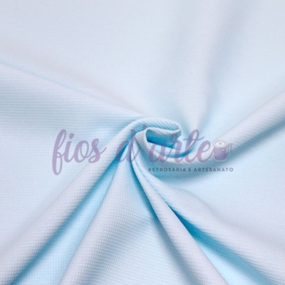 tecido azul claro liso com textura suave enrolado ao centro