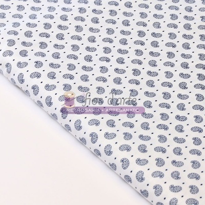 tecido branco com padrão azul de pequenas gotas