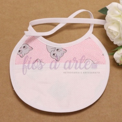 Babete redondo bebê branco e rosa com padrão de gatinhos cinzentos e flores artificiais ao lado