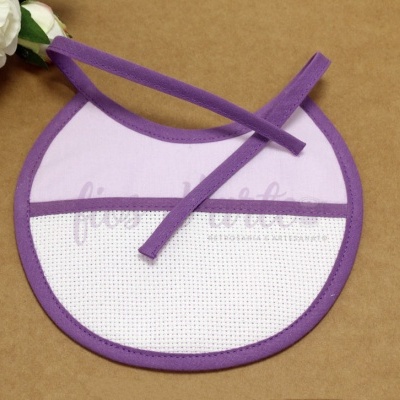 Babete para bebé redondo branco e lilás com flores ao lado
