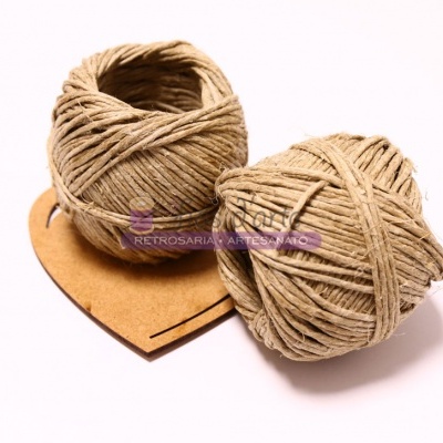 Dois novelos de corda castanha sobre base de madeira