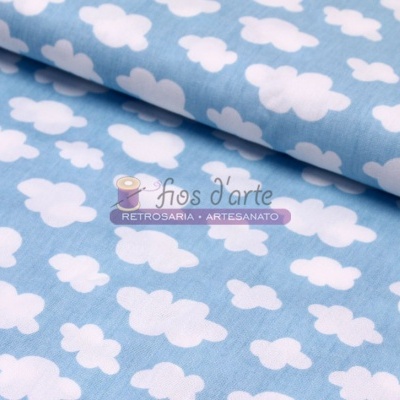 Tecido azul com padrão de nuvens brancas