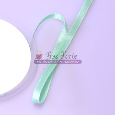 Fita de cetim verde água sobre fundo lilás com logo 'hos d'arte' e texto