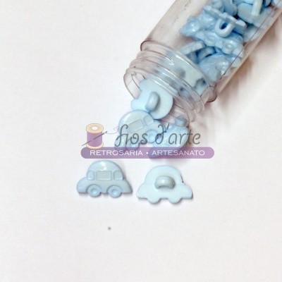 Botões pequenos azuis em forma de carrinho em frasco transparente e sobre superfície branca