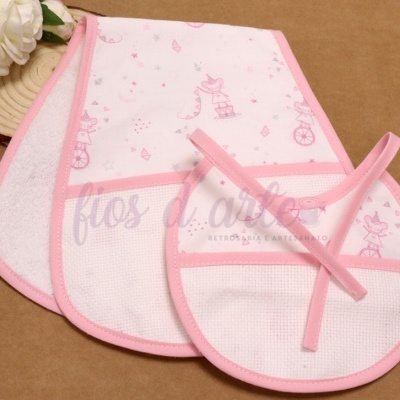 Conjunto de 3 babetes para bebé com bordas rosa e estampados de animais em bicicletas cor de rosa.