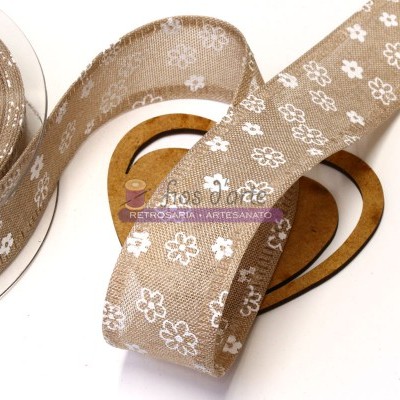 Fita decorativa castanha clara com flores brancas e suporte em forma de coração