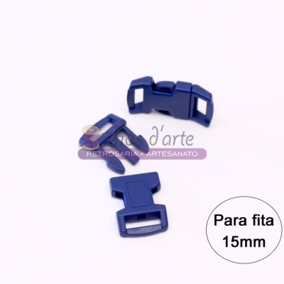 Fivelas plásticas azuis para fita de 15mm sobre fundo branco
