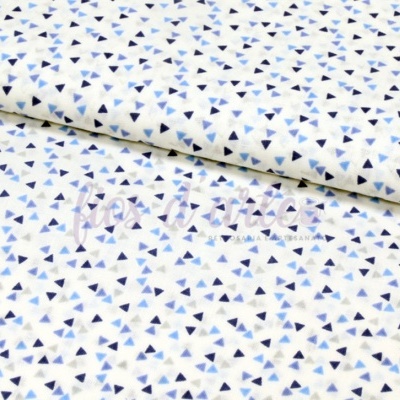 Tecido branco com padrão de pequenas formas triangulares azuis e pretas