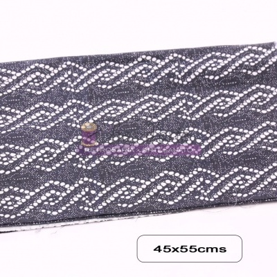 tecido cinzento com padrão de bolinhas brancas dobrado