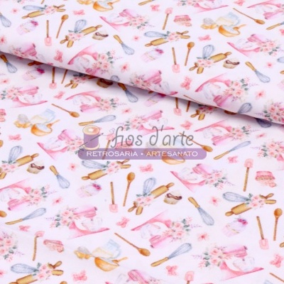 Tecido branco com padrão de utensílios de cozinha em tons pastel
