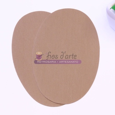 Almofadas ovais beige com texto 'fios d'arte RETROSARIA - ARTESANATO' e vaso com planta verde