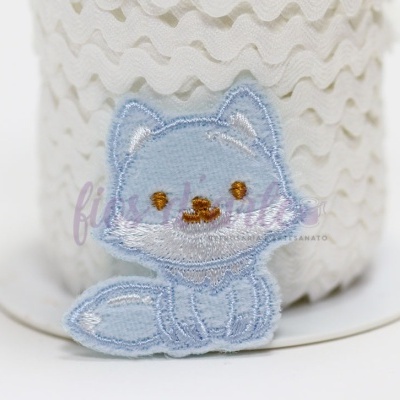 Aplicação bordada de raposa azul clara em frente a rolo de fita branca ondulada