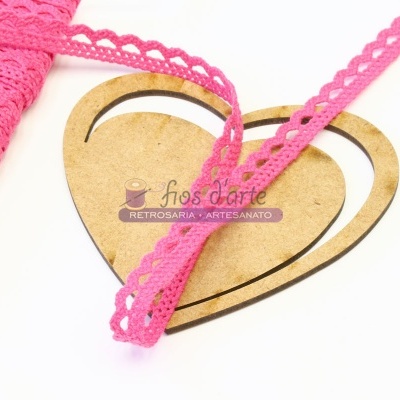 Fita de renda cor-de-rosa sobre base de madeira em forma de coração