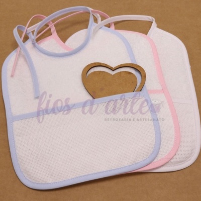 Conjunto de três babetes brancos com bordas coloridas e textura perfurada.